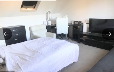Large double room in friendly house Main Photo