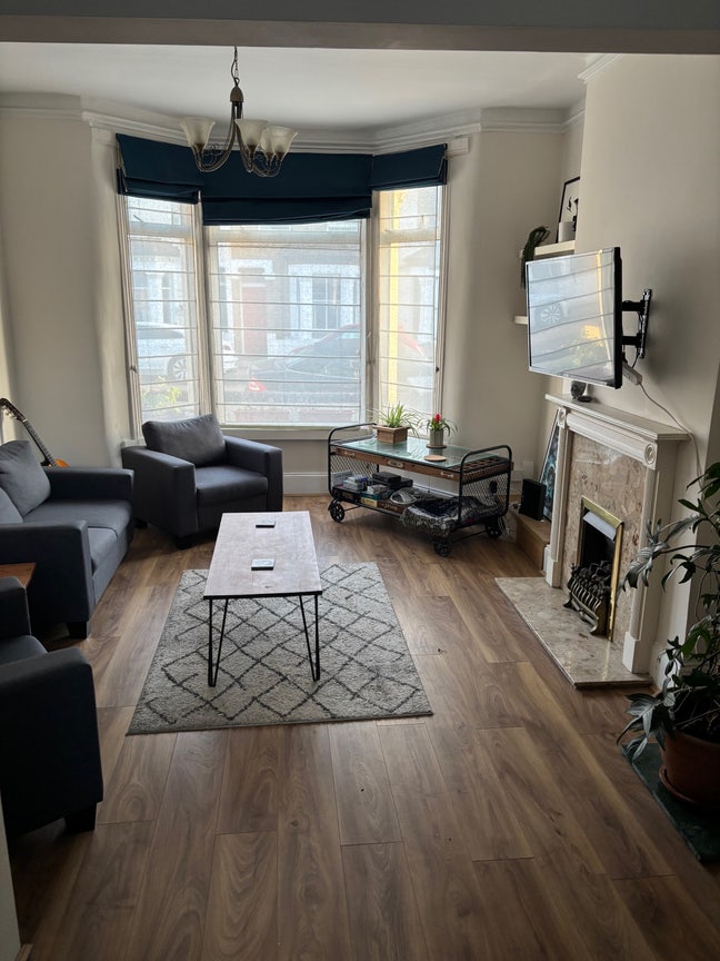 Double bedroom in spacious three bed house Main Photo