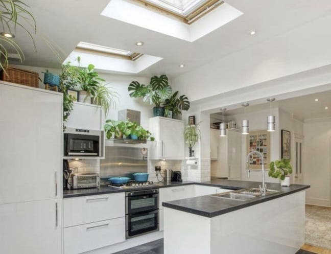 Relaxed Home - Amazing Double Bedroom! Main Photo
