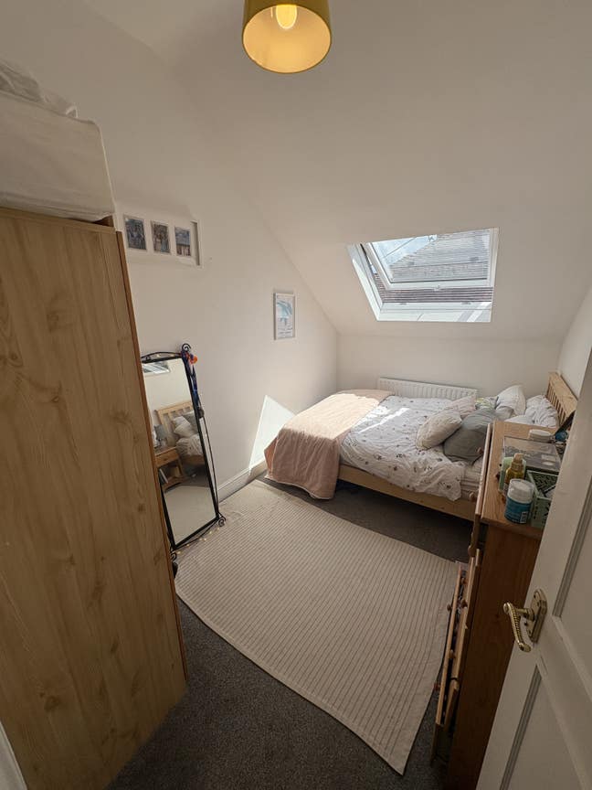 Lovely, bright room available in Willesden Green.  Main Photo