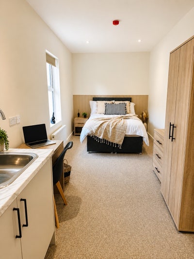 NewLuxury studio style/Ensuite/Kitchenette/Parking Main Photo