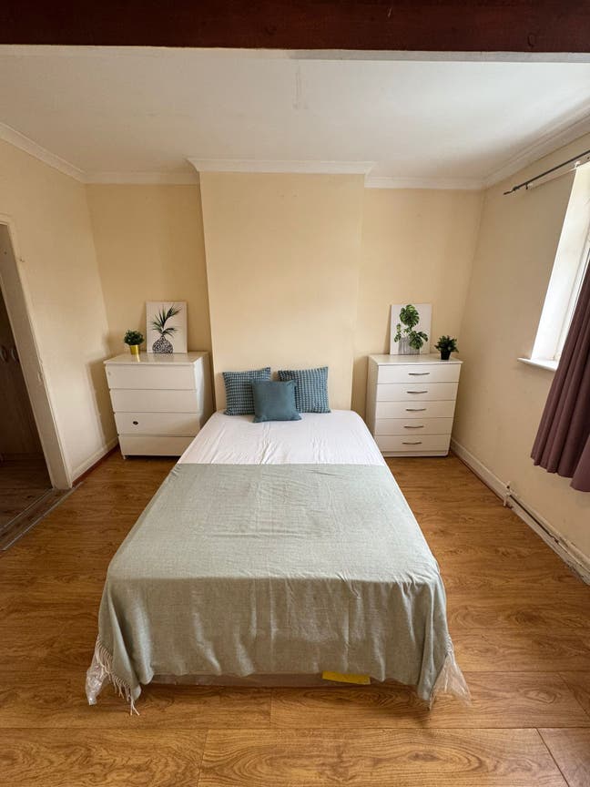 *spacious and bright double room available Main Photo