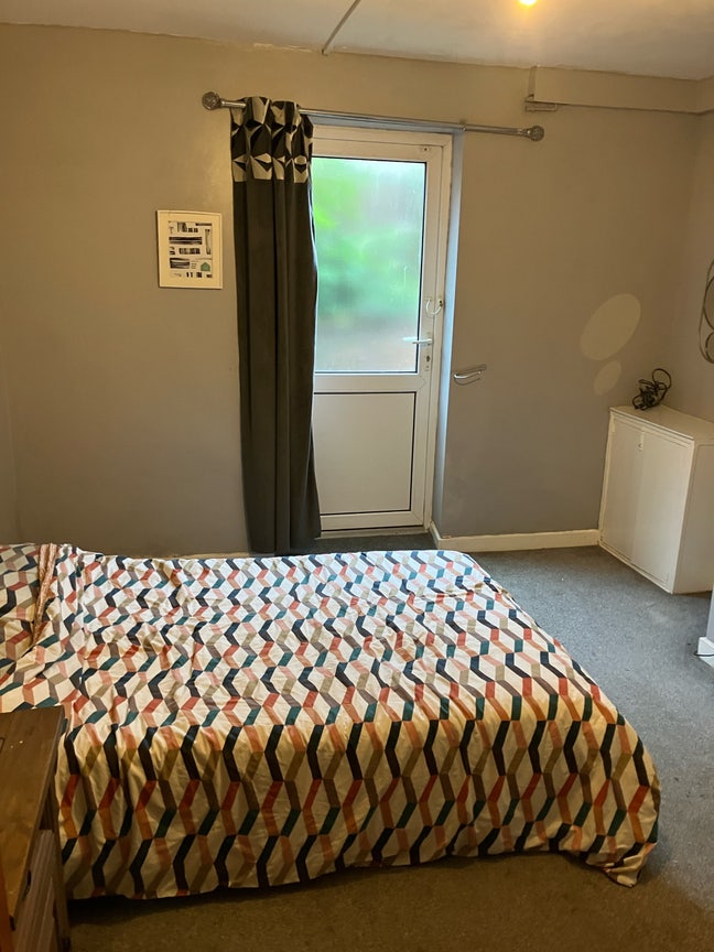 Double room in a 2 bed flat Main Photo