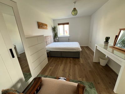 Lovely Master Bedroom 8 Minutes from Thornbury  Main Photo