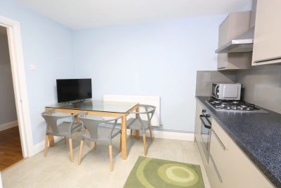 Spacious Double Rooms Available - Mile End/Bow Main Photo