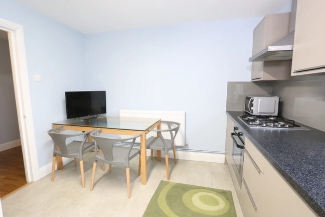 Spacious Double Rooms Available - Mile End/Bow Main Photo