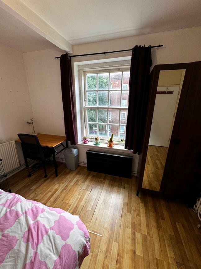 Spacious Double Room in Hackney Short-Term Only Main Photo