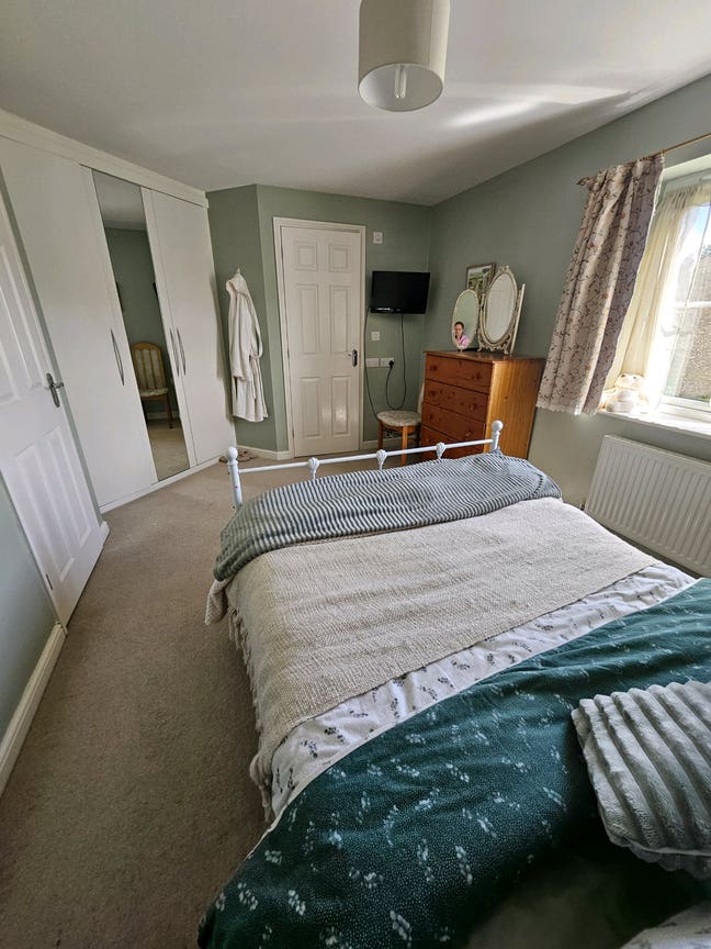 Large double room with on-suite & parking. Main Photo
