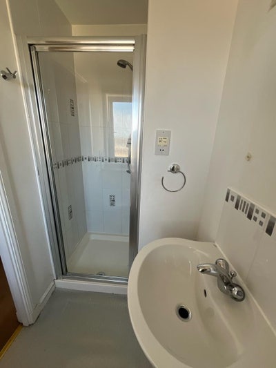 1 ensuite and 1 single room available in a 4BHK Main Photo