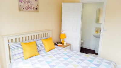 Lovely Large double ensuite room Main Photo