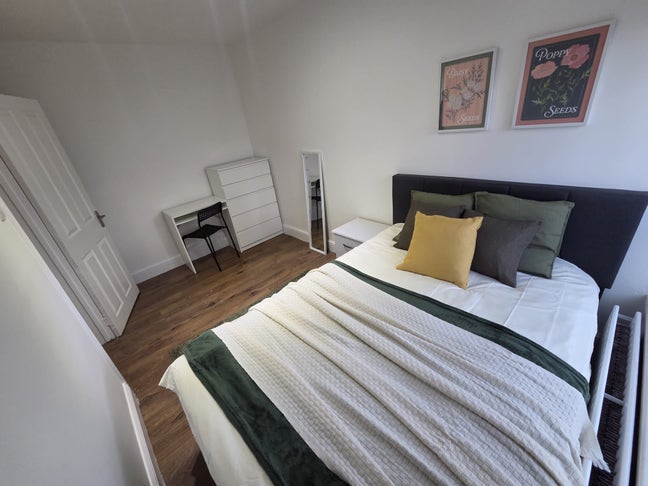 Bright & Spacious Rooms close to Victoria Park  Main Photo