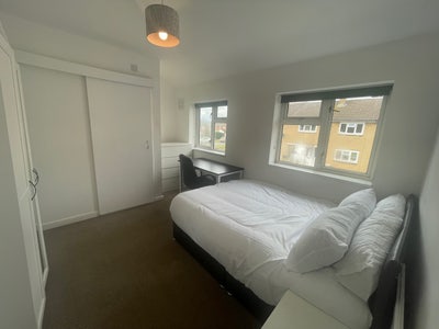 En-suite Double Room in Town Centre Train Station Main Photo