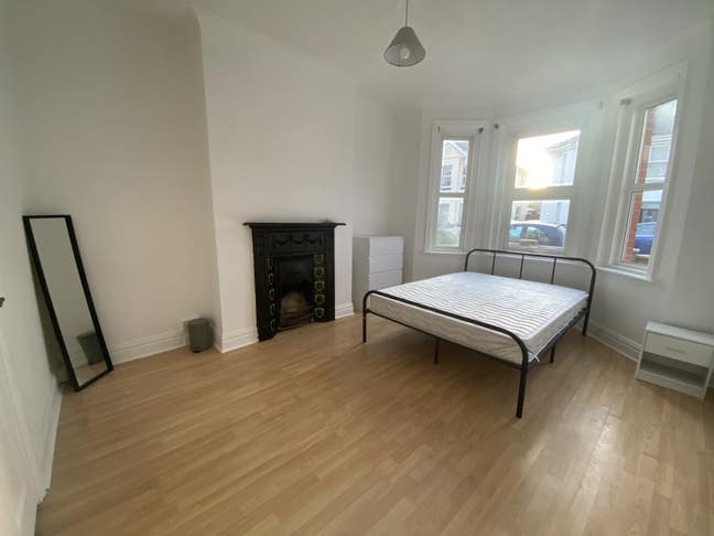 Furnished double bedroom in newly decorated house  Main Photo