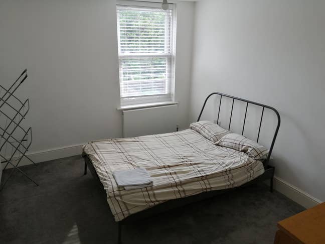 All bills included large rooms, 2 rooms available Main Photo