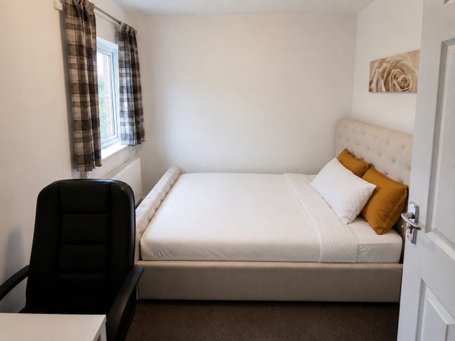 Bright DoubleRoom bills include+ fast WiFi@ &pound;550 Main Photo