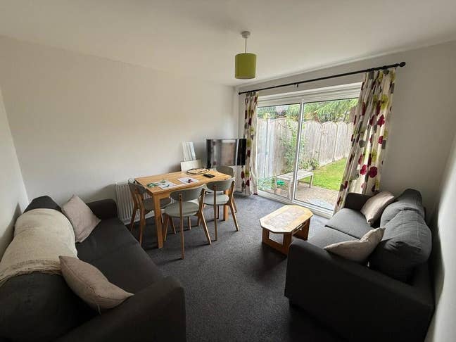 1 Room going in a 6 Person house in York Main Photo