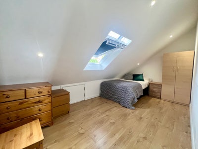 Room 2 Mins walk to Winchmore Hill Station! Main Photo