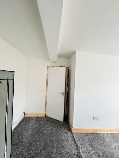 Spacious Room To Rent- &pound;300 including BILLS Main Photo
