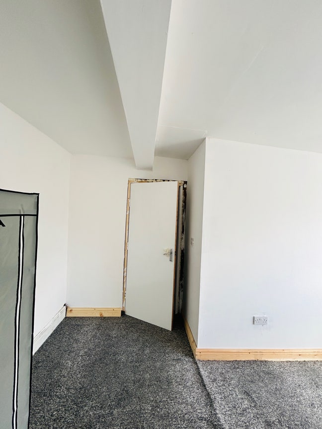 Spacious Room To Rent- &pound;300 including BILLS Main Photo
