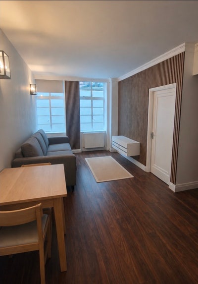Modern entire 1 bedroom flat in portered building  Main Photo