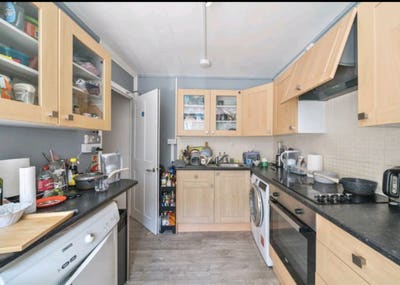 Comfortable double in modern flat: Oval short let Main Photo
