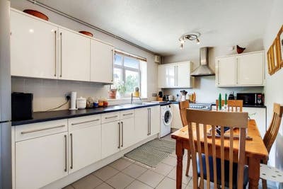 ✅ Flat to Call Home 🧸 3 Rooms Available  Main Photo