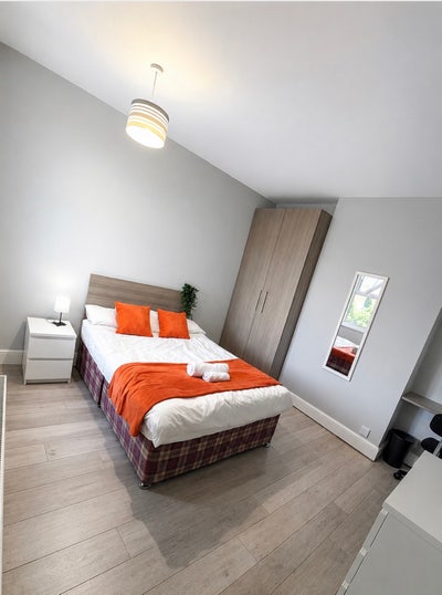 ✨Luxury Large Double Bedrooms✨ Available Now! Main Photo