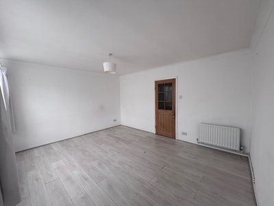 Spacious ground floor flat Main Photo
