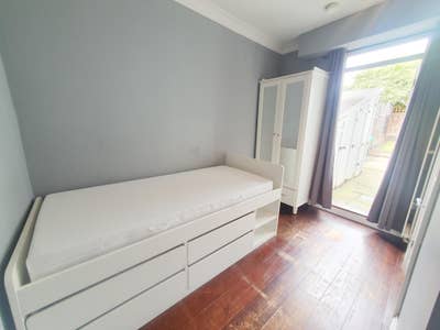 🚿 Luxury Ensuite Room – Zone 2 🏡 Main Photo