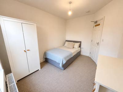 Ensuite Double Room - Eastland Road Main Photo