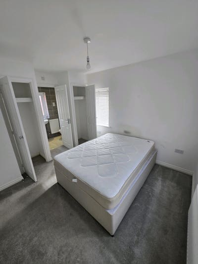 Ensuite Double Room in a Shared House  Main Photo