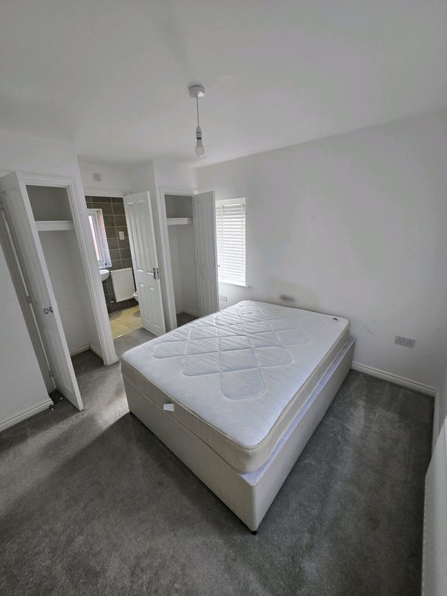 Ensuite Double Room in a Shared House  Main Photo