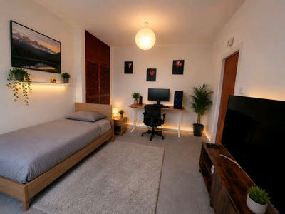 Extra large double room in a 2bed flat Main Photo