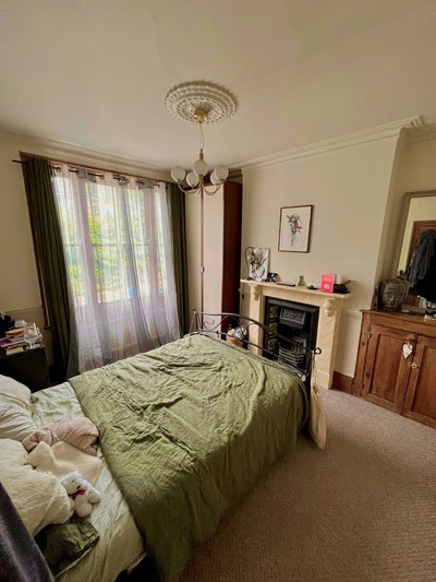Lovely room in a creative SE flat Main Photo