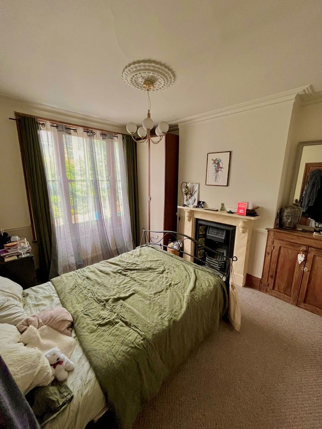 Lovely room in a creative SE flat Main Photo