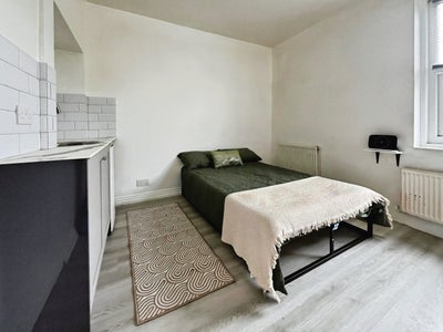New Double Bedroom Close to YDH  Main Photo