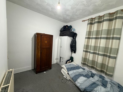 Double bedroom/ Bed space - 1G3 area near station  Main Photo