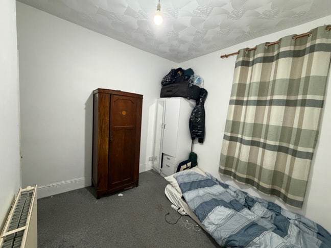 Double bedroom/ Bed space - 1G3 area near station  Main Photo