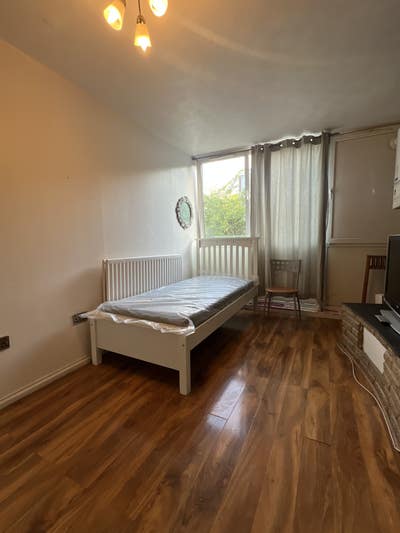 Lovely One Bedroom with a Shared Garden Main Photo