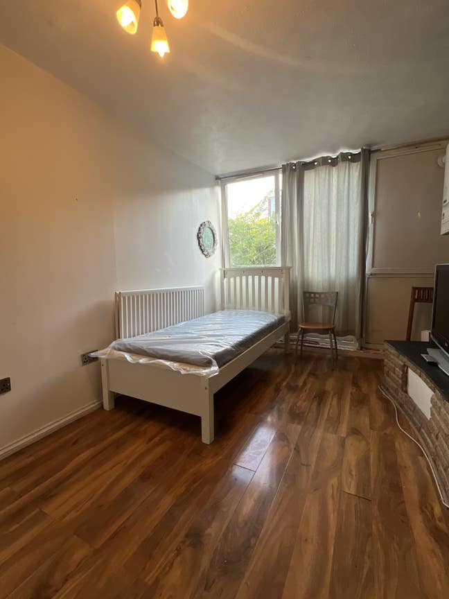 Lovely One Bedroom with a Shared Garden Main Photo