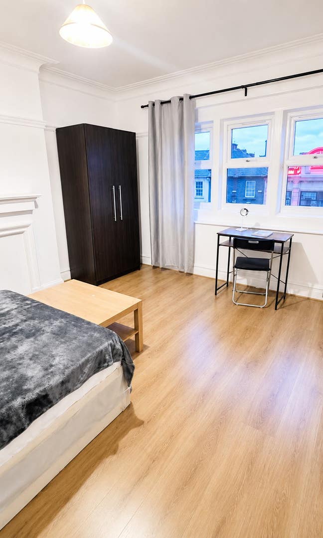 4 Spacious Rooms in Top Floor Flat | Jubilee Line Main Photo