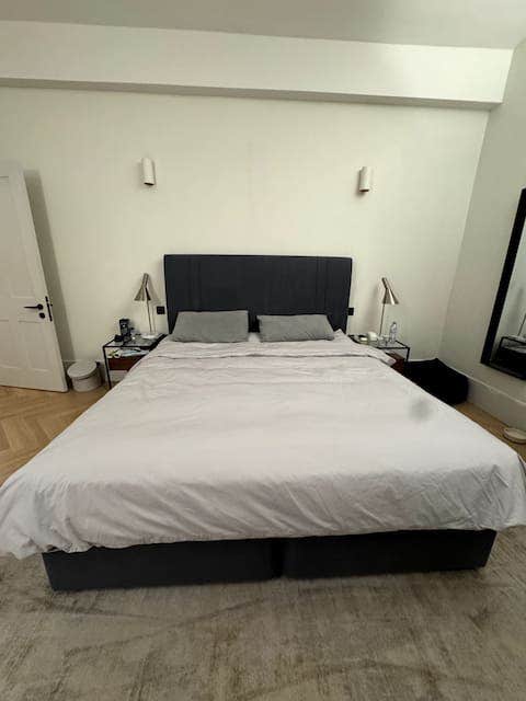 Huge double room with queen size bed. All bills in Main Photo
