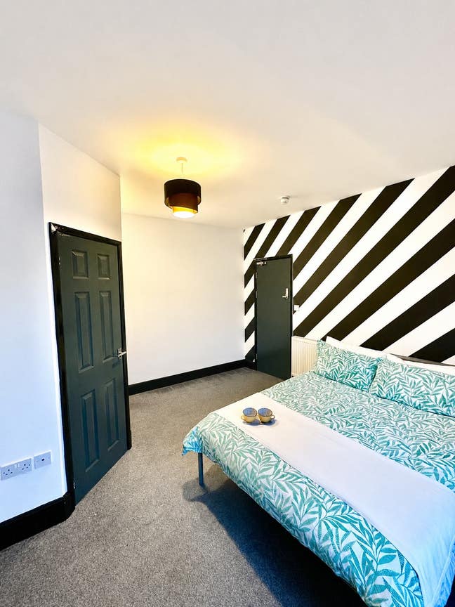 Bright and Modern Fully Furnish Ensuite Room!   Main Photo