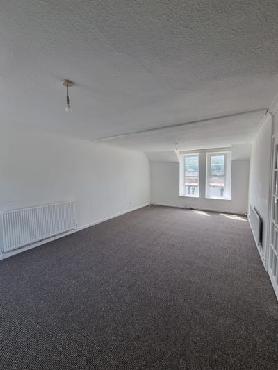 Spacious 2-Bedroom Flat with Parking  Main Photo
