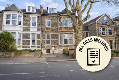 Furnished double room in a professional houseshare Main Photo