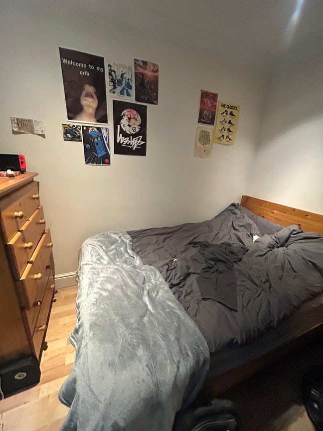 Looking for student to move in  Main Photo