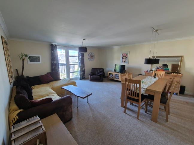 Double room in spacious Leith flat Main Photo