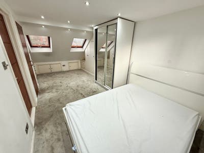 🌇Spacious En-suite Room, near CW Main Photo
