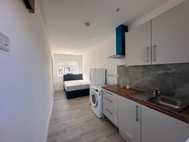 RM7 - Studio, Council and Water included,  Main Photo