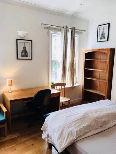 A Large Double Bedroom in Romsey Area Main Photo